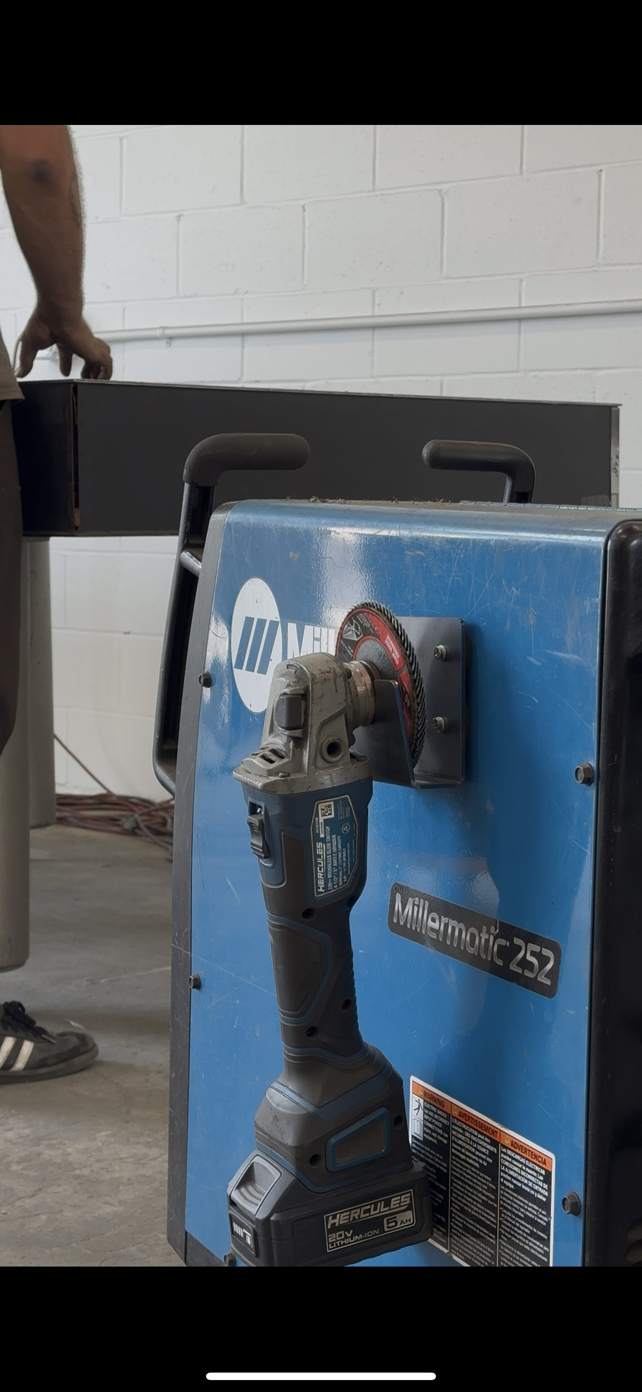 Magnetic grinder holder