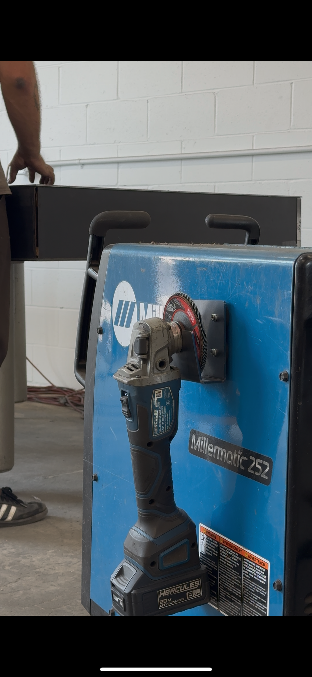 Magnetic grinder holder